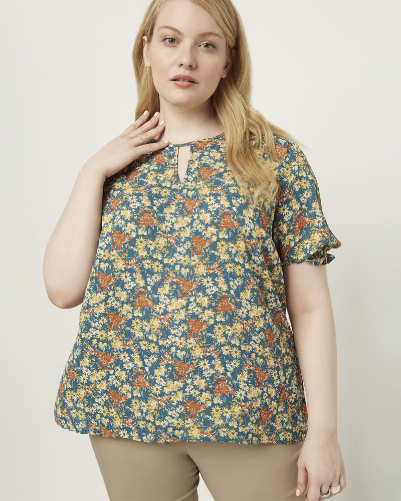 Front of a model wearing a size 2X Poppy Puff Sleeve Blouse in Forest Green / Yellow by Molly & Isadora. | dia_product_style_image_id:210493